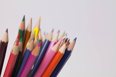 Çocuklar okul ve ofis malzemeleri tablo, seçici odak ve küçük alan derinliği