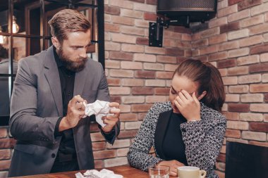 Şık, yakışıklı, sakallı, mutsuz biri kendini dışarı kriz, harabe, buruşuk Kağıt elinde tutan, iş istasyonu, ayakta Şirket, yıkım nedeniyle işyeri