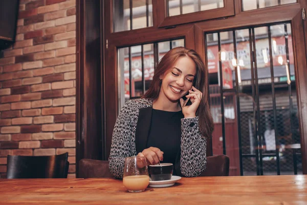 Веселая Молодая Женщина Разговаривает Телефону Улыбается Наслаждаясь Кофе Кафе — стоковое фото