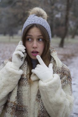 Bir genç kız cep telefonda konuşurken ve yürüyüş