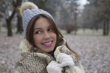 Bir sıcak kap ve yürüyüş eşarp genç kızla