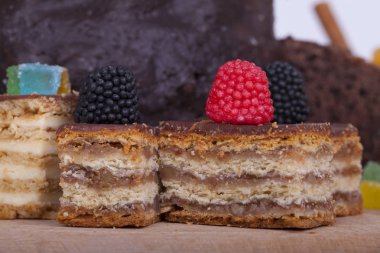 A ahşap taban üzerinde çok lezzetli çikolatalı kek