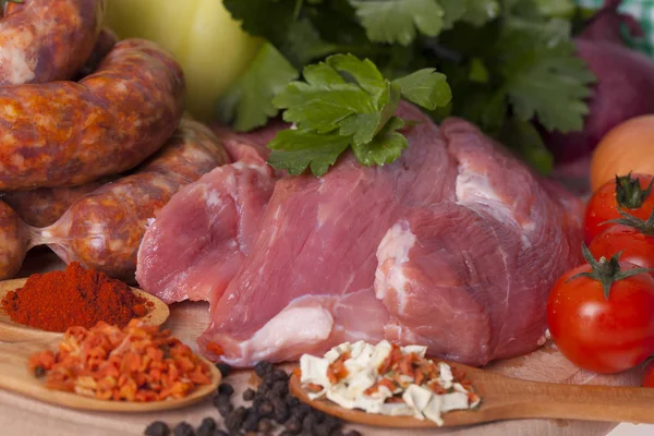 Carne Porco Fresca Com Legumes Tábua Madeira — Fotografia de Stock