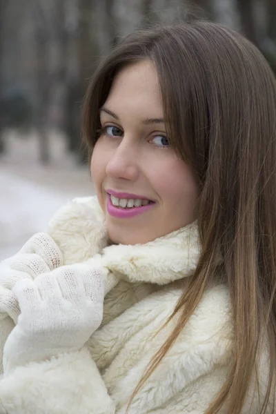 Genç güzel kız parkta yürüyor