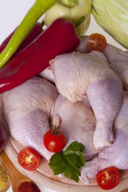 taze tavuk uyluk ve sebze ile ahşap bir gemide sopaları