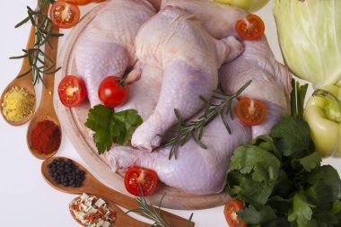 taze tavuk uyluk ve sebze ile ahşap bir gemide sopaları