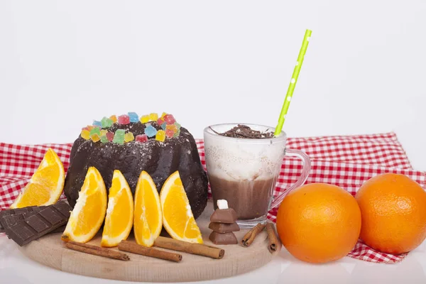 木製のベースとホット チョコレートにオレンジ色の非常においしいチョコレート ケーキ — ストック写真