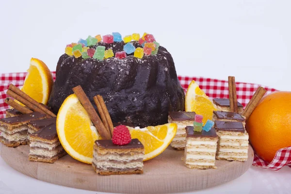 Вкусный Шоколадный Торт Апельсином Деревянной Базе — стоковое фото