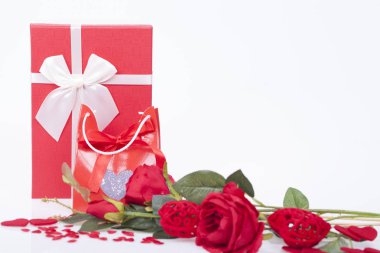 Sevgililer günü ve beyaz zemin üzerine kırmızı kalpler için hediye