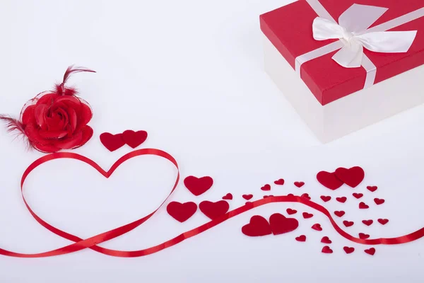 Regalo Para San Valentín Rosas Rojas Sobre Fondo Blanco —  Fotos de Stock