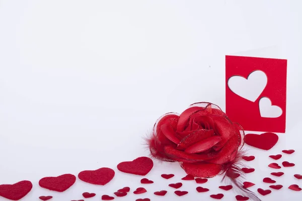 Красные Розы Красные Сердца Белом Фоне — стоковое фото