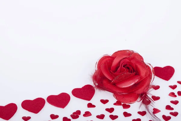Красная Роза Красные Сердца Белом Фоне — стоковое фото