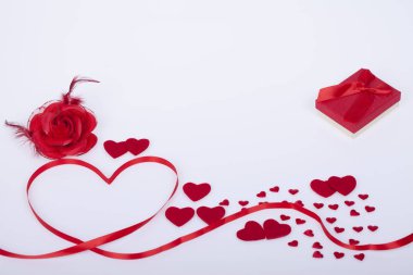 Kırmızı kurdele beyaz bir arka plan üzerinde yürekleri