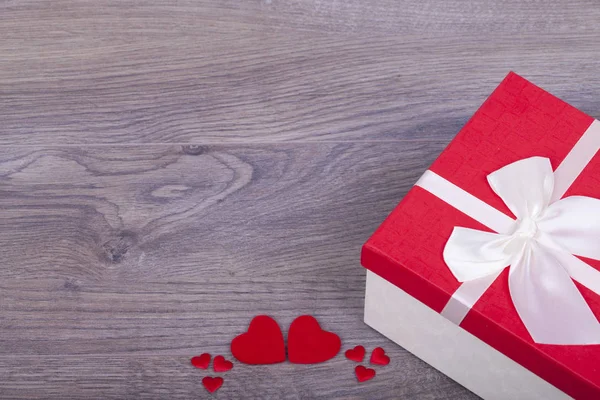 Regalo Para Día San Valentín Corazones Rojos Sobre Fondo Madera —  Fotos de Stock
