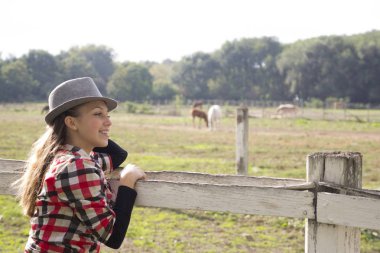 Atları ile bir çiftlikte doğada genç kadın