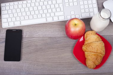 Klavye ve kahvaltı yukarıdan ahşap bir masa üzerinde