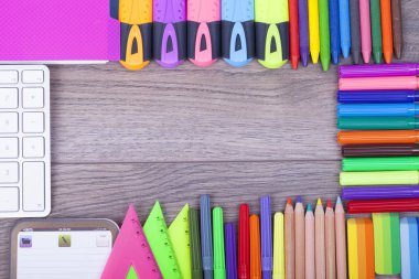 Okul malzemeleri bir koyu arka plan ve metin, seçici odak ve küçük alan derinliği için yer