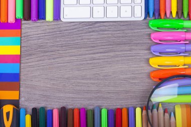 Okul malzemeleri bir koyu arka plan ve metin, seçici odak ve küçük alan derinliği için yer