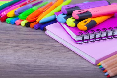 Okul malzemeleri bir koyu arka plan ve metin, seçici odak ve küçük alan derinliği için yer