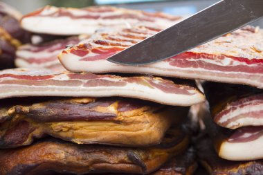 Ev bir semt pazarı, seçici odak ve küçük alan derinliği Füme pastırma made