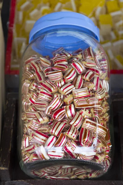 Doces Doces Açúcar Uma Mesa Mercado Rua Foco Seletivo Com — Fotografia de Stock