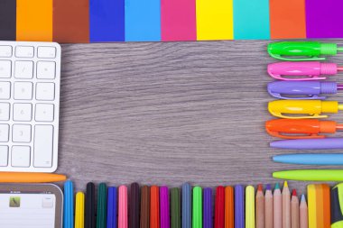 Okul malzemeleri bir koyu arka plan ve metin, seçici odak ve küçük alan derinliği için yer