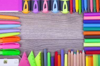 Okul malzemeleri bir koyu arka plan ve metin, seçici odak ve küçük alan derinliği için yer