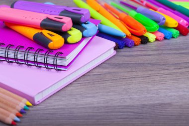 Okul malzemeleri bir koyu arka plan ve metin, seçici odak ve küçük alan derinliği için yer