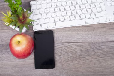 Bir klavye, cep telefonu ve elma yukarıdan ahşap Resepsiyon