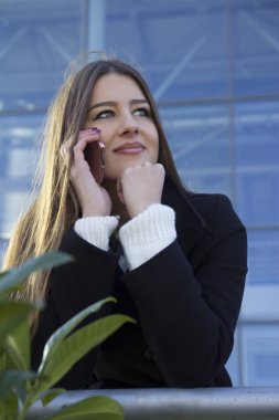 Genç güzel kadın bir cep telefonu açık söz