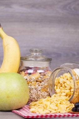 Mısır gevreği, müsli ve ahşap arka plan üzerinde elma