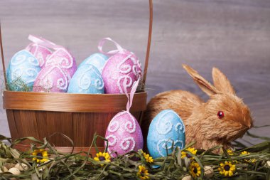 Ahşap bir zemin üzerine yumurtalı Paskalya dekorasyon