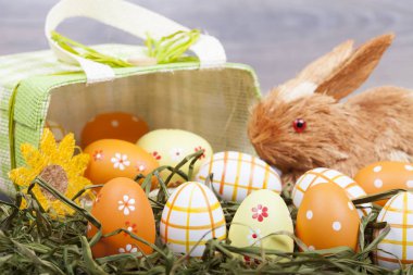 Ahşap bir zemin üzerine yumurtalı Paskalya dekorasyon