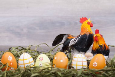 Ahşap bir zemin üzerine yumurtalı Paskalya dekorasyon