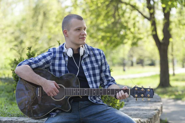 Stilig Ung Man Njuter Parken Med Gitarr Selektivt Fokus Och — Stockfoto