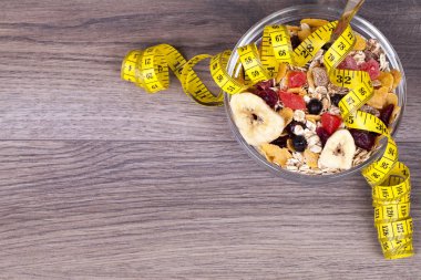 Müsli ve ahşap arka plan üzerinde meyve diyet kavramı. Metniniz için boş alan ile. Üstten görünüm.