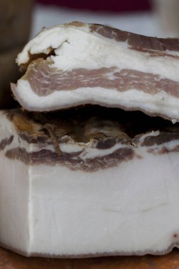 Ev yapımı füme baconon kadar yakın tablo, seçici odak ve küçük alan derinliği