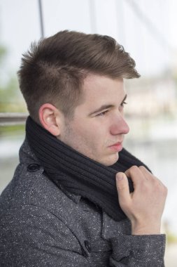  Bir ceket bir eşarp ile yakışıklı bir genç adam portresi