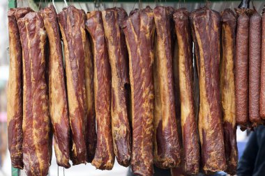 Sokak pazarında maruz çok lezzetli ev yapımı füme kurutulmuş et. Seçici odak ve küçük alan derinliği