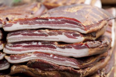 Ev bir semt pazarı, seçici odak ve küçük alan derinliği tablo Füme pastırma made