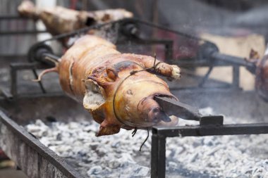 Geleneksel olarak bir döndürme üzerinde domuz emdikleri ateş ve duman ile tükürdü. Çok lezzetli yemekler.