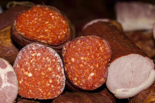 Embutido Ahumado Casero Fresco Carne Ahumada Para Comer Mesa Del —  Fotos de Stock