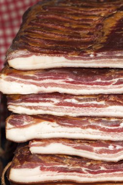 Büyük parça halinde kesilmiş ev yapımı, çok lezzetli Füme pastırma