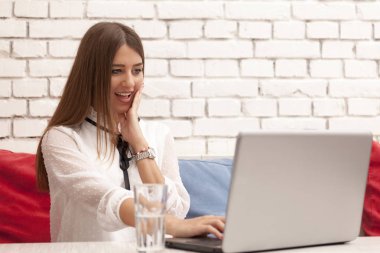 Masada oturan ve laptop arıyorum genç güzel kadın. Çok olumlu şaşırttı