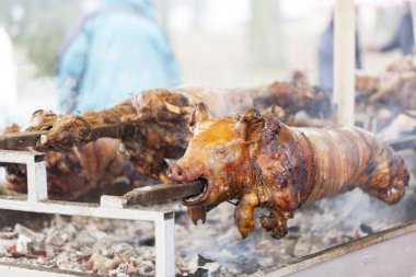 Geleneksel olarak domuzu ateş ve dumanla dönen bir tükürükte emzirir.