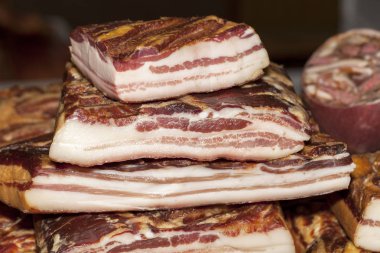 Ev bir semt pazarı, seçici odak ve küçük alan derinliği Füme pastırma made