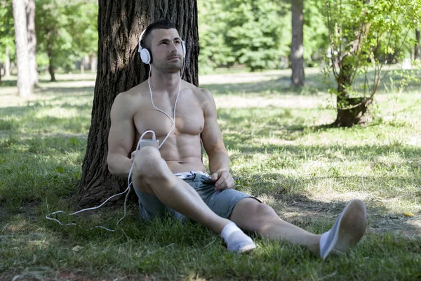 Knappe Aantrekkelijke Gespierde Jonge Man Shirtless Het Park Geniet Van — Stockfoto