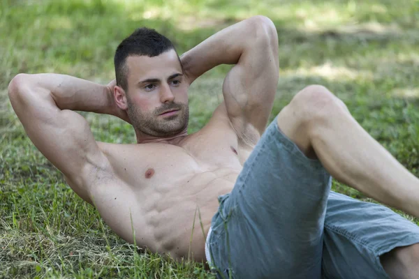 Jeune Homme Musclé Torse Faisant Des Exercices Dans Parc — Photo