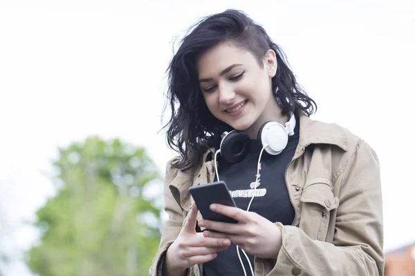 Młoda Kobieta Piękne Hipster Trzymając Telefon Sms Wiadomości — Zdjęcie stockowe