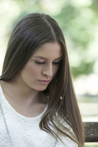 Retrato Una Joven Hermosa Mujer Con Una Mirada Triste —  Fotos de Stock